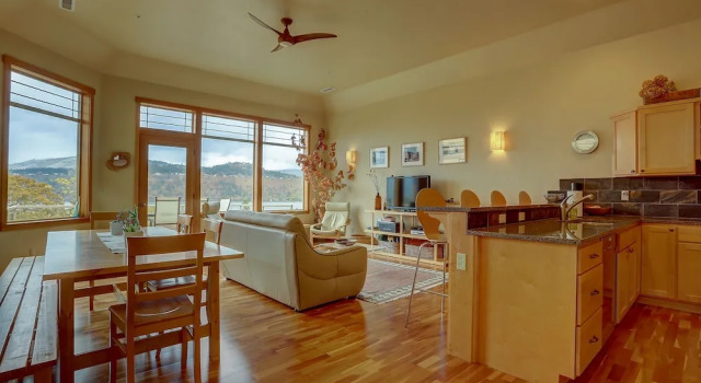 Коттедж Bridge View Loft 3 Bedroom Condo by RedAwning
