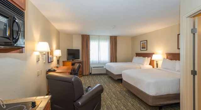 Четырёхместный люкс Candlewood Suites Mobile-Downtown by IHG
