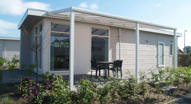 Modern chalet with a dishwasher, only 12 km. from Elburg, Rezerwuj Chalet Hotele w Veluwe z parkingiem, Parking