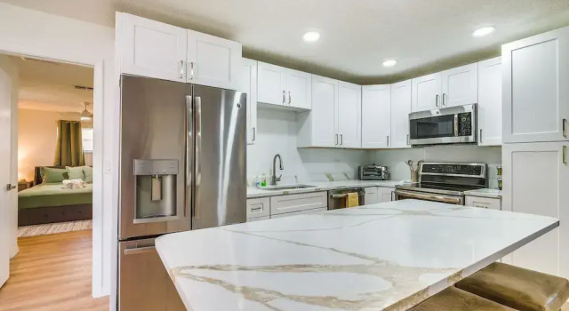 Коттедж Home w/ Screened Porch, Near Weeki Wachee Springs!