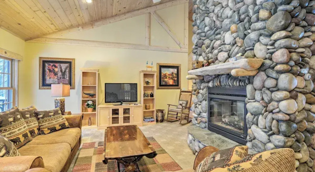 2 Mi to Schuss Mtn! Northern Retreat w/ Game Room, จอง โรงแรม Mancelona สหรัฐอเมริกา