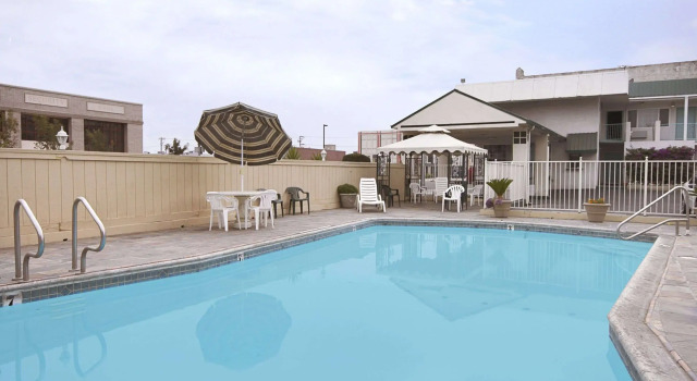 SureStay by Best Western Fresno Central, Забронировать Мини-отель Мотели Фресно, рядом с Кафедральный собор Святого Иоанна, Мотель
