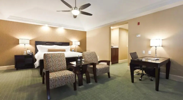 Люкс Town & Country Inn and Suites