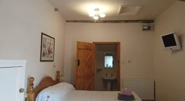 Church Farm Accommodation, Забронировать Фермерский дом Отели Уорикшир с парковкой, Парковка