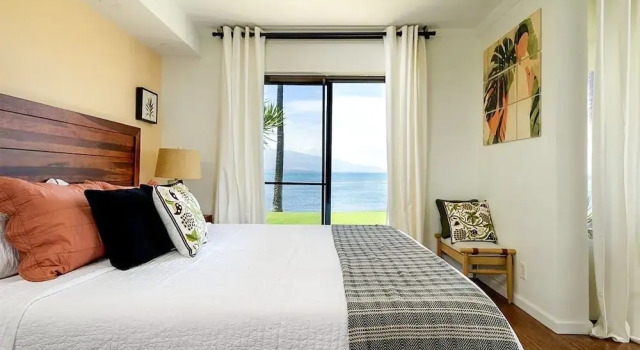 Oceanfront Lauloa 106 - Ground Floor, Modern Renovation, Split-ac, Walk to Beach
