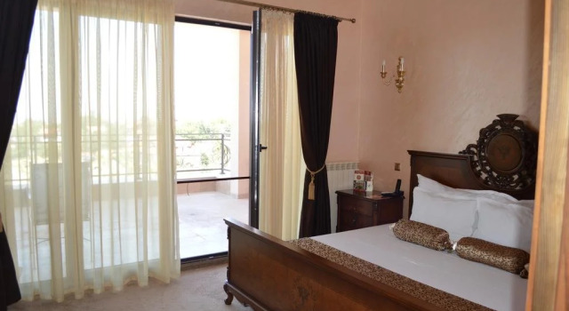 Alchemist Residence Von Goldenburg, Boek Hotel Belashtitsa 