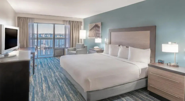 Номер Standard с балконом и с видом на реку DoubleTree by Hilton New Bern - Riverfront
