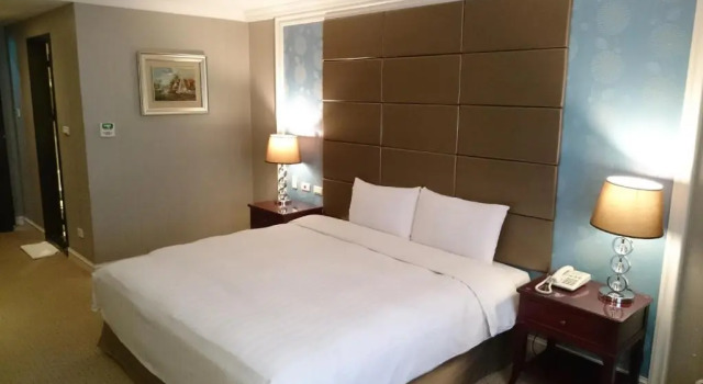 Двухместный номер Classic MRT Hotel