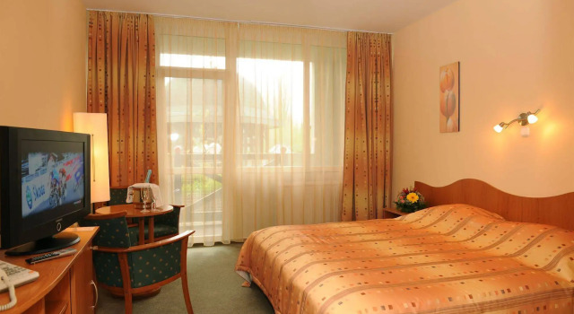 Hunguest Hotel Flóra, Забронировать Отель Отели Эгера с парковкой, рядом с Egri Planetarium and Camera Obscura, Парковка