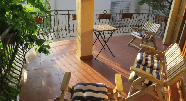 Апартаменты с видом на озеро Cave Apartment