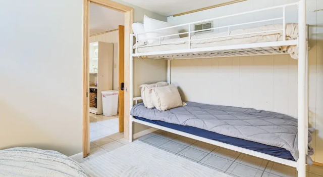 Pet-friendly Abode, 2 Mi to Dtwn Evanston!, Забронировать Отель Отели Иллинойс 3 звезды, 3*