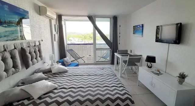 Studio in Le Gosier, with Pool Access, Furnished Balcony And Wifi - 10 M From the Beach, Prenota Appartamento Hotel a Grande-Terre con piscina, Piscina