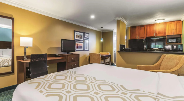 Двухместный номер Superior La Quinta Wyndham SFO Airport West Millbrae-Presidents Award Winner-FREE ARPRT SHTL