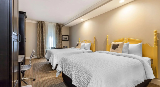 Четырёхместный номер Standard The Aurora Inn Hotel and Event Center