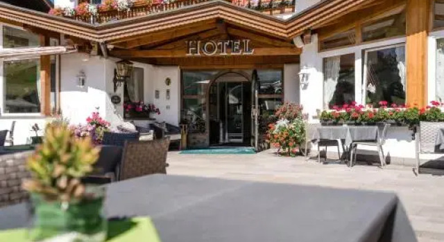 Hotel Sun Valley, Забронировать Отель Бизнес-отели Сельва-ди-Валь-Гардена, рядом с Кресельный подъёмник Фунджейя (нижняя станция), 4* 5*