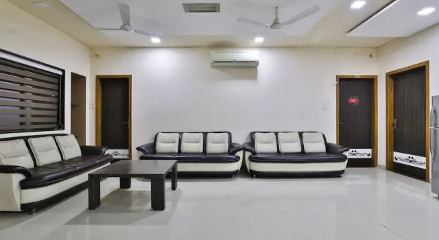 Oyo 27662 Varma Palace, Rezervovat Hotel Hotely v Gujarat s parkováním, Parkování