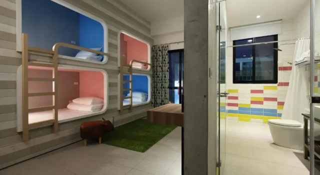 Кровать в общем номере The Compass INN