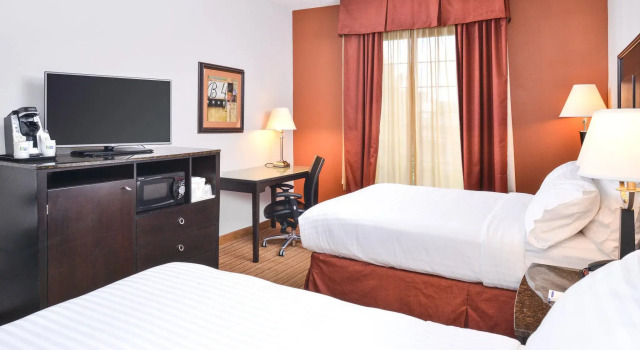 Четырёхместный номер Standard Holiday Inn Express Winston-Salem Medical Ctr Area