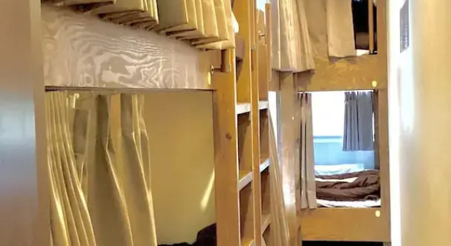 Кровать в общем номере Osaka Namba Hostel MIYABI