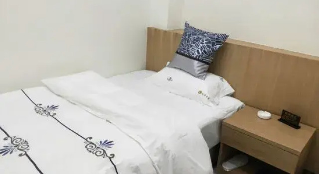 Полулюкс Deluxe Baiyun Hotel (Weishan Ancient City Weishan Station)