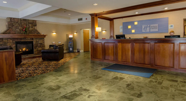 Holiday Inn Express South Burlington, Varaa Hotelli Hotellit New England uima-altaalla, Uima-allas