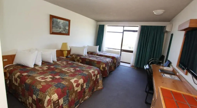 Четырёхместный семейный номер Standard с видом на залив Waterview Gosford Motor Inn
