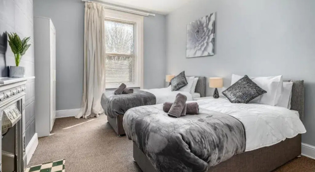 Large Contractor House in Great Location with FREE Parking - Staycation welcome by ComfyWorkers