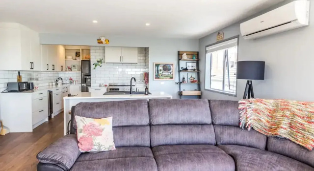 3 Bedroom Village Retreat Home With Sea Views, Rezerwuj Hotel Hotele w Auckland Region z parkingiem, Parking