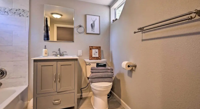 Коттедж Hot Tub, Game Room: Dog-friendly Pine Cabin!