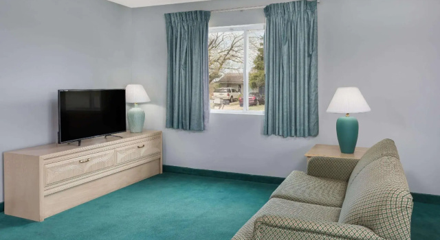 Двухместный люкс Deluxe Days Inn by Wyndham Osage Beach Lake of the Ozarks