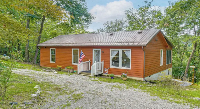 Коттедж 5 Mi to Harpers Ferry Nhp: Quiet Home w/ Deck