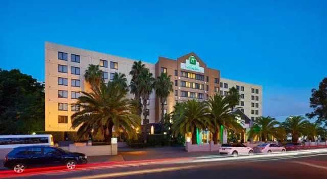 Четырёхместный номер Standard Holiday Inn Parramatta by IHG