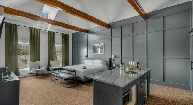 Номер Premier с балконом The Emerald Boutique Stays