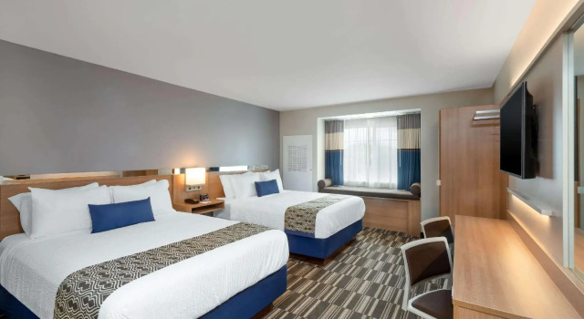Четырёхместный номер Standard Microtel Inn & Suites by Wyndham Farmington