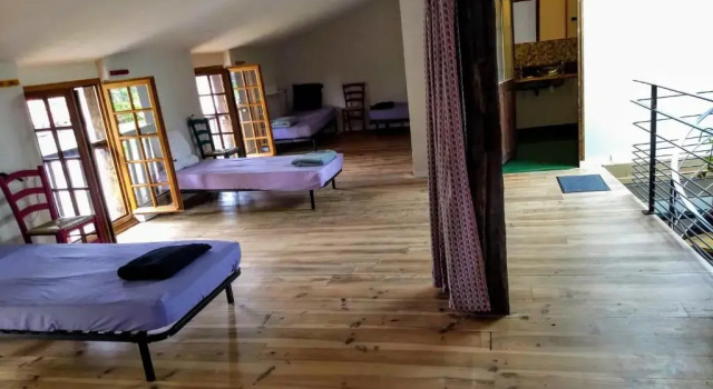 Кровать в общем номере Gite de la Porte Saint Jacques: a hostel for pilgrims