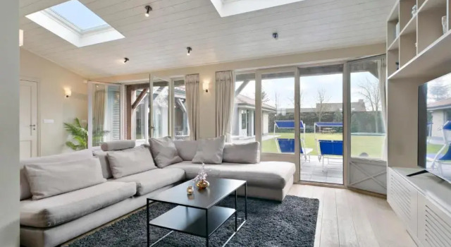 Вилла Spectacular Holiday-villa With Lounge-area and bar