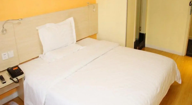 7Days Inn Wuhan Guanggu Walking Street Baoli Garden Branch