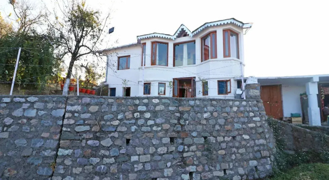 OYO 10196 Home 4BHK Villa Raghav Heritage Mukteshwar, Varaa Villa Hotellit Uttarakhand pysäköinnillä, Pysäköinti