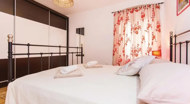 Stunning Home in Vrbnik With Wifi and 1 Bedrooms, Prenota Hotel Hotel a Isole Quarnerine con parcheggio, Parcheggio
