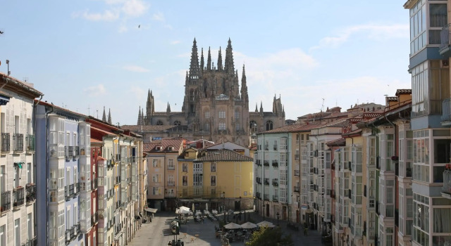 Preciosa vivienda Vistas a la Catedral PARKING and WIFI FREE, Забронировать Отель Бургос Burgos Province, рядом с Аббатство Сан-Лесмес