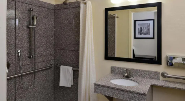 Номер Standard Days Inn by Wyndham St. Charles IL