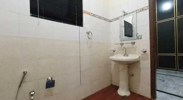 Room-room 3 Serene Retreat in Rawalpindi, Book Guesthouse Hotels in Islamabad with Parking, Parking