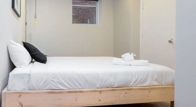 Classic 4BR in Milton Park by Sonder, Rezervasyon Otel Montreal Quebec, Complexe Desjardins yakınında