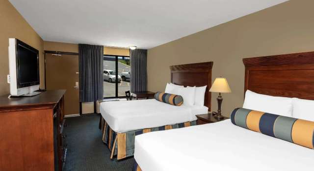 Четырёхместный номер Standard Suburban Studios Branson On The Strip