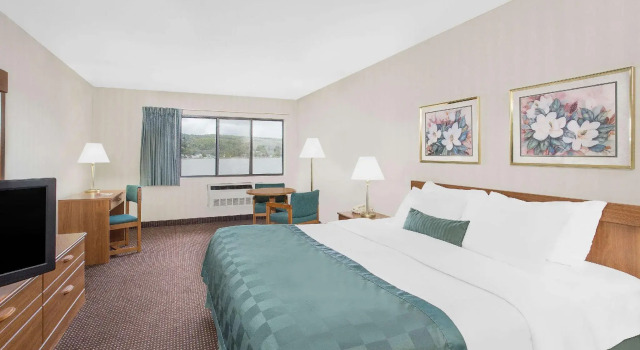 Двухместный номер Standard Ramada by Wyndham Hancock Waterfront