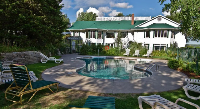 Elmhirst's Resort - On a lake, Varaa Lomakeskus  