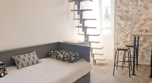 Superbement rénové studio duplex Vieil Antibes, Забронировать Отель Антиб Приморские Альпы