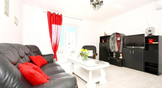 Apartment With 3 Bedrooms in Stobrec, With Furnished Balcony and Wifi Near the Beach, Rezerwuj Apartament Hotele w Split-Dalmatia County z parkingiem, Parking