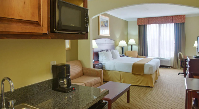 Люкс Holiday Inn Express Hotel & Suites Winnie by IHG