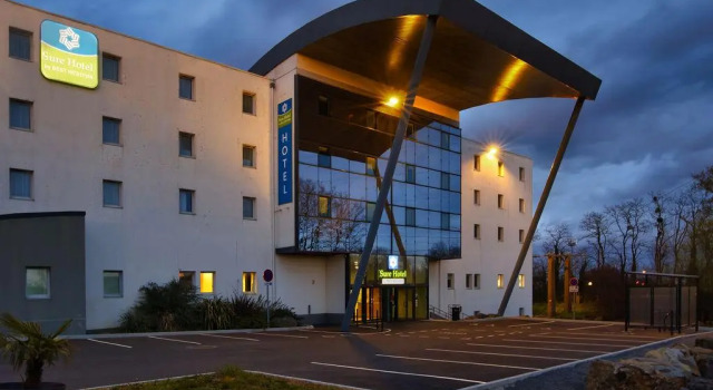 Кровать в общем номере Sure Hotel by Best Western Nantes Beaujoire